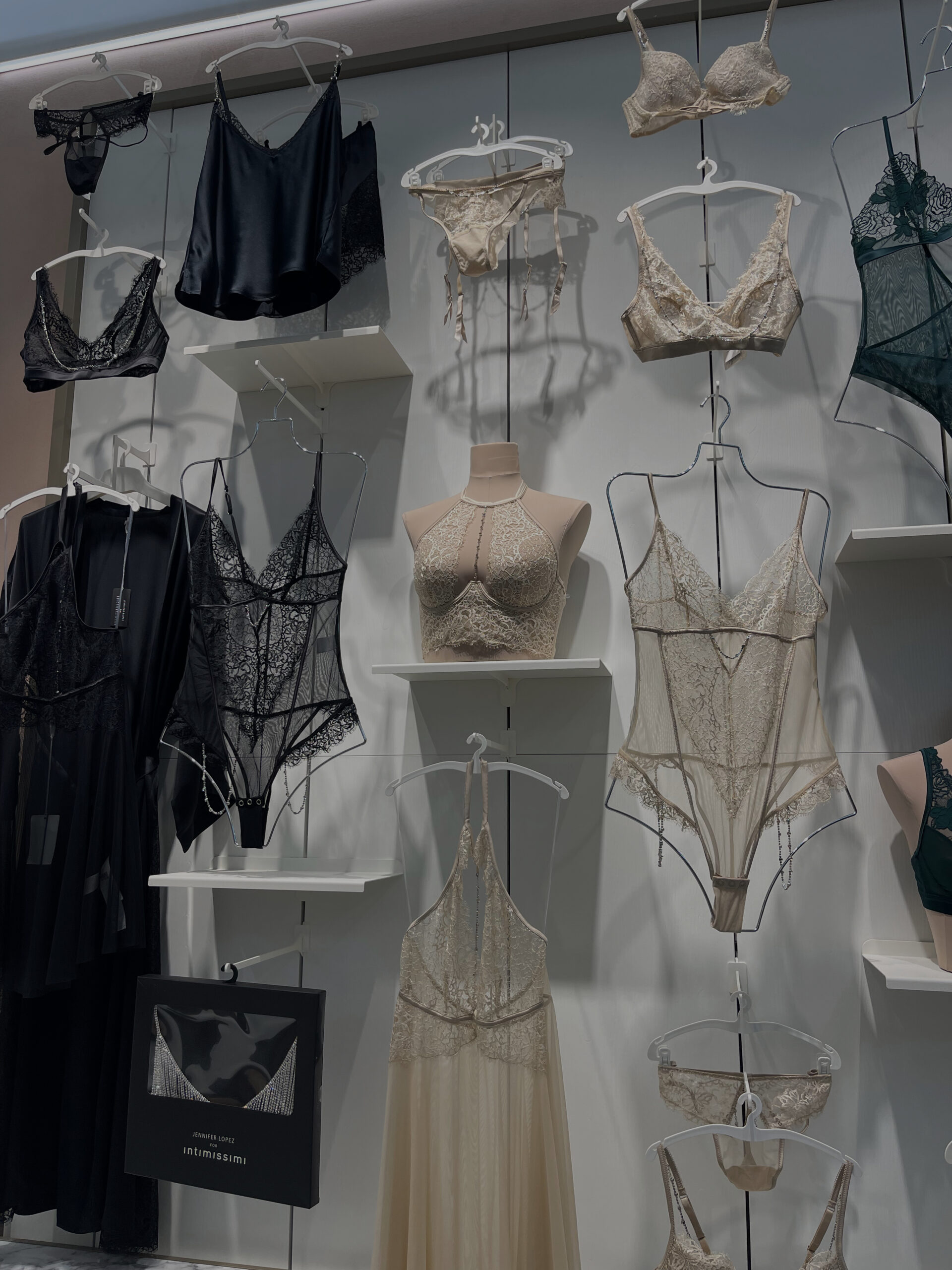 Intimissimi's basic collection. Never be without!